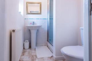 10 Guests - 5 Bedrooms - Free Parking - Lux House - Milton Keynes - 3