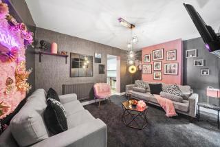 Themed 5 bed City Centre Townhouse with Hot Tub and Parking - 0