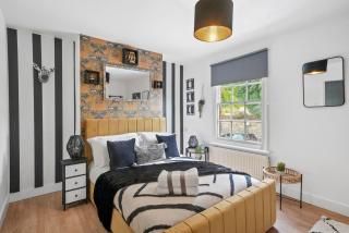 Themed 5 bed City Centre Townhouse with Hot Tub and Parking - 4