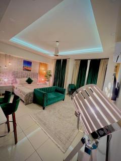 Skyline Luxury Apartments-Elysium Tower Opposite Centaurs Mall Islamabad - Islamabad - 2