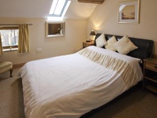 Piglets Place - E4300 - Halston - 1