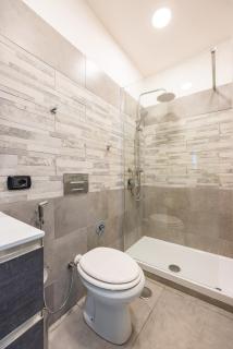 Red Comfort Flat near Garibaldi Station - 5