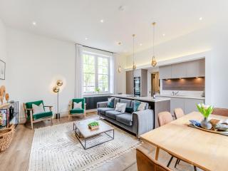 Upstairs - Uk43928 - 6