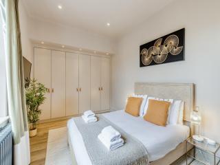 Upstairs - Uk43928 - 1