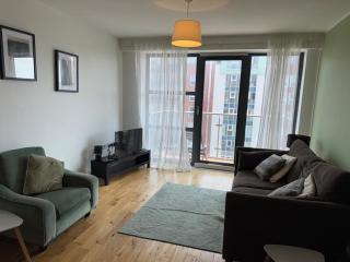 Stylish City Centre 2 Bedroom Apartment with Belfast Cityscape View - Belfast - 6