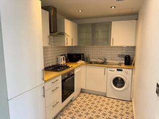 Stylish City Centre 2 Bedroom Apartment with Belfast Cityscape View - Belfast - 7