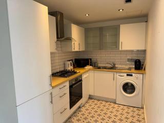 Stylish City Centre 2 Bedroom Apartment with Belfast Cityscape View - Belfast - 8