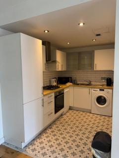 Stylish City Centre 2 Bedroom Apartment with Belfast Cityscape View - Belfast - 9