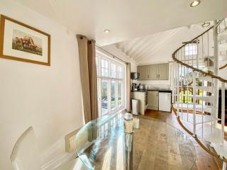 The Hazeling Hideaway - Stroud - 2