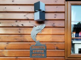 Salmon-Leap Lodge - Dollar - 4