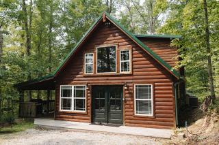 "The Lantern" Woodsy Cabin Experience w/ HotTub - 0
