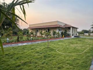 Saanvriya Farmstay 3BR Moinabad with Pool By Homeyhuts - Hyderabad - 4
