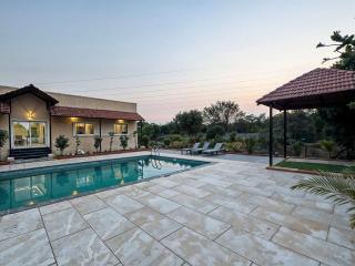 Saanvriya Farmstay 3BR Moinabad with Pool By Homeyhuts - Hyderabad - 2