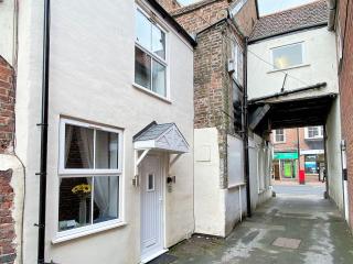 Hidden Gem Cottage - Great Driffield - 1