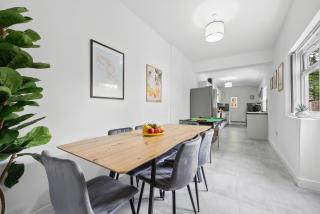 Modern 6BR in COV City Centre by Clarendon Stays, Pool Table, FREE WiFi, Smart TV! - 8