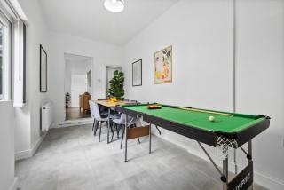 Modern 6BR in COV City Centre by Clarendon Stays, Pool Table, FREE WiFi, Smart TV! - 9
