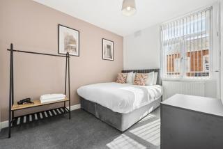 Modern 6BR in COV City Centre by Clarendon Stays, Pool Table, FREE WiFi, Smart TV! - Coventry - 1