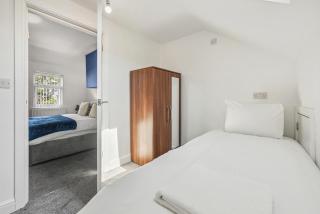 Modern 6BR in COV City Centre by Clarendon Stays, Pool Table, FREE WiFi, Smart TV! - Coventry - 5