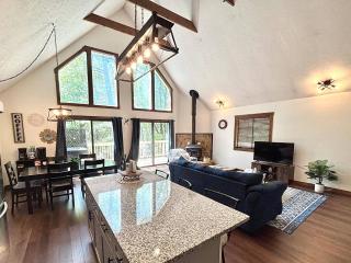 Hot Tub Luxe Retreat • Game Room • Lake • Bryce - Basye - 9