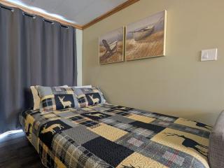 Hillcrest Hideaway: Spacious Mountain View Oasis - - 2