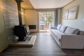 Hillcrest Hideaway: Spacious Mountain View Oasis - - 3