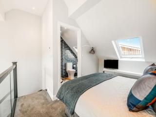 The Hive - Uk42857 - Rise - 3