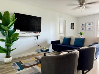 City View Newly Renovated 3 Beds w Free Parking LM909 - 0