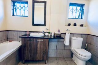 Dainfern Fourways apartment with private garden and scenic views - Sandton - 3
