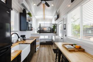 NEW Stunning Tiny Home w private deck firepit BBQ - 9