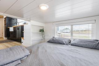 NEW Stunning Tiny Home w private deck firepit BBQ - 2