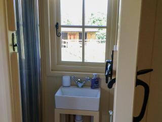 Beeches Shepherd Hut - 9