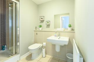 2 Bed 2 Bath in Central MK, Free Parking, Smart TV - 3