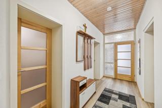 2BR, 4 Beds, TV, Kitchen & free parking - 2