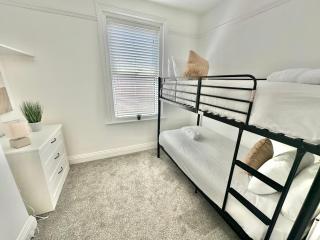 Modern Three Bedroom Gem Near Beach - Sleeps 6 - Steam Shower Cabin - Fast WiFi - Garden - Bournemouth - 6