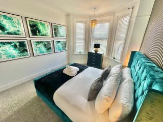 Modern Three Bedroom Gem Near Beach - Sleeps 6 - Steam Shower Cabin - Fast WiFi - Garden - Bournemouth - 9
