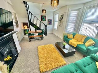 Modern Three Bedroom Gem Near Beach - Sleeps 6 - Steam Shower Cabin - Fast WiFi - Garden - Bournemouth - 4