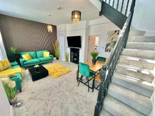 Modern Three Bedroom Gem Near Beach - Sleeps 6 - Steam Shower Cabin - Fast WiFi - Garden - Bournemouth - 3