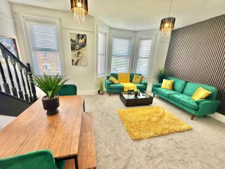 Modern Three Bedroom Gem Near Beach - Sleeps 6 - Steam Shower Cabin - Fast WiFi - Garden - Bournemouth - 2