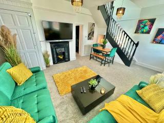Modern Three Bedroom Gem Near Beach - Sleeps 6 - Steam Shower Cabin - Fast WiFi - Garden - Bournemouth - 0