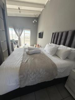 Dainfern Fourways apartment offering privacy and a lavishly expansive balcony views - Sandton - 4