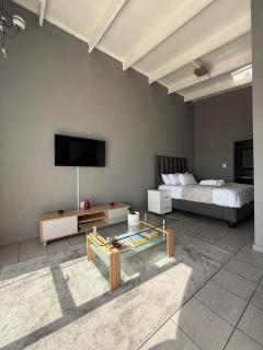 Dainfern Fourways apartment offering privacy and a lavishly expansive balcony views - Sandton - 6