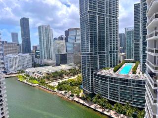 Modern Condo with Bayfront Balcony in Prime Location - 4