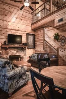 Summer Getaway w Grill Hot Tub & Resort Pool - Pigeon Forge - 4