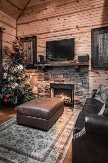 Summer Getaway w Grill Hot Tub & Resort Pool - Pigeon Forge - 3