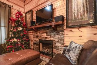 Summer Getaway w Grill Hot Tub & Resort Pool - Pigeon Forge - 0