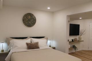 Queen Bed Suite-Private Entrance - 9
