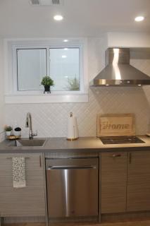 Queen Bed Suite-Private Entrance - 2