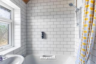 3-bedroom House W Free Parking, Near Man Airport! - 2