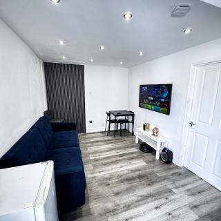 Cosy London Base 1 Bedroom Sofa Bed Sleeps 4 and Free Parking - Slades Green - 0