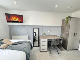 6B 3Bath - Free Parking - TVs In EVERY Room - Liverpool - 0